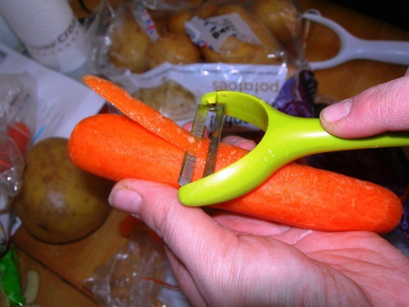 How to Clean a Vegetable Peeler: The Ultimate Guide - Maria's Condo